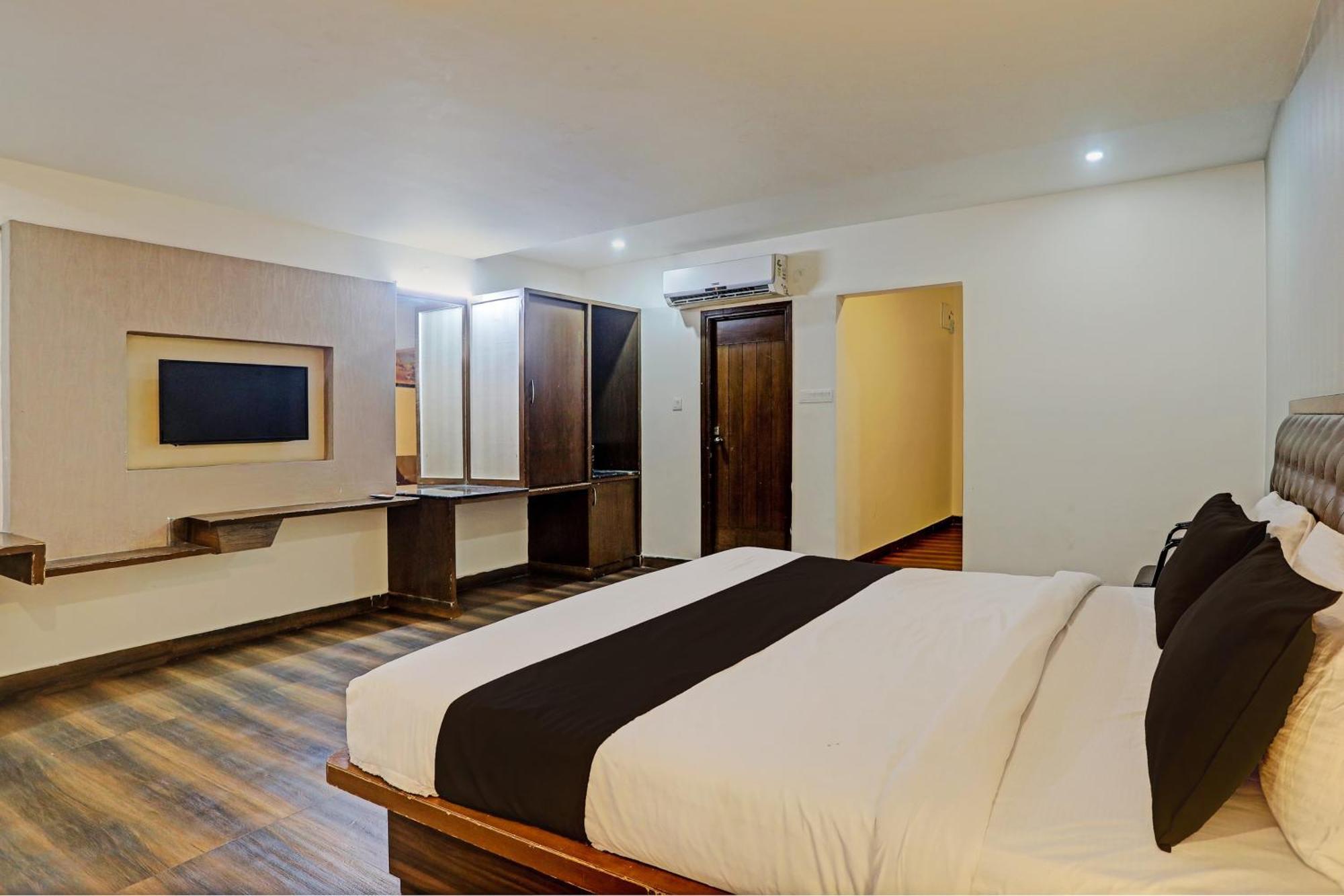 Capital O Surabhi Elite Near Miraj Cinemas - Shalini Shivani Sururnagar Extérieur photo