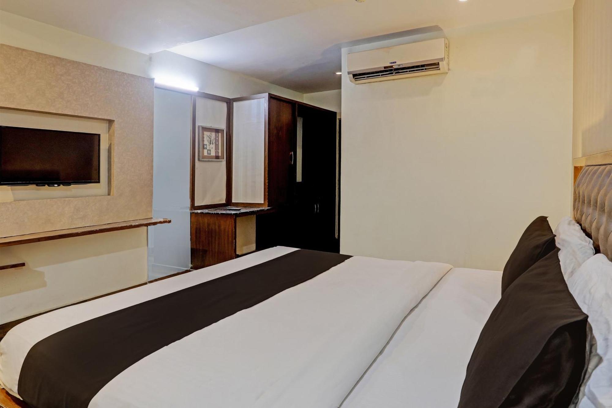 Capital O Surabhi Elite Near Miraj Cinemas - Shalini Shivani Sururnagar Extérieur photo