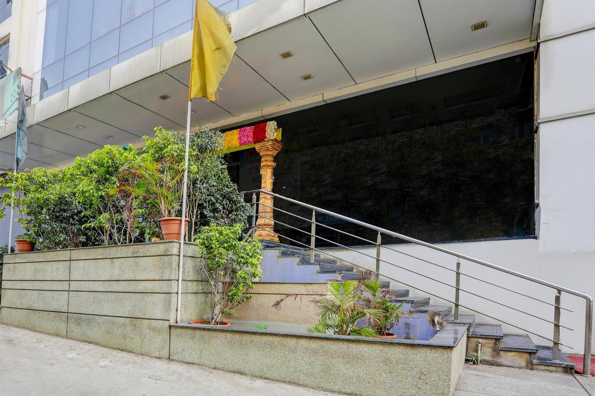Capital O Surabhi Elite Near Miraj Cinemas - Shalini Shivani Sururnagar Extérieur photo