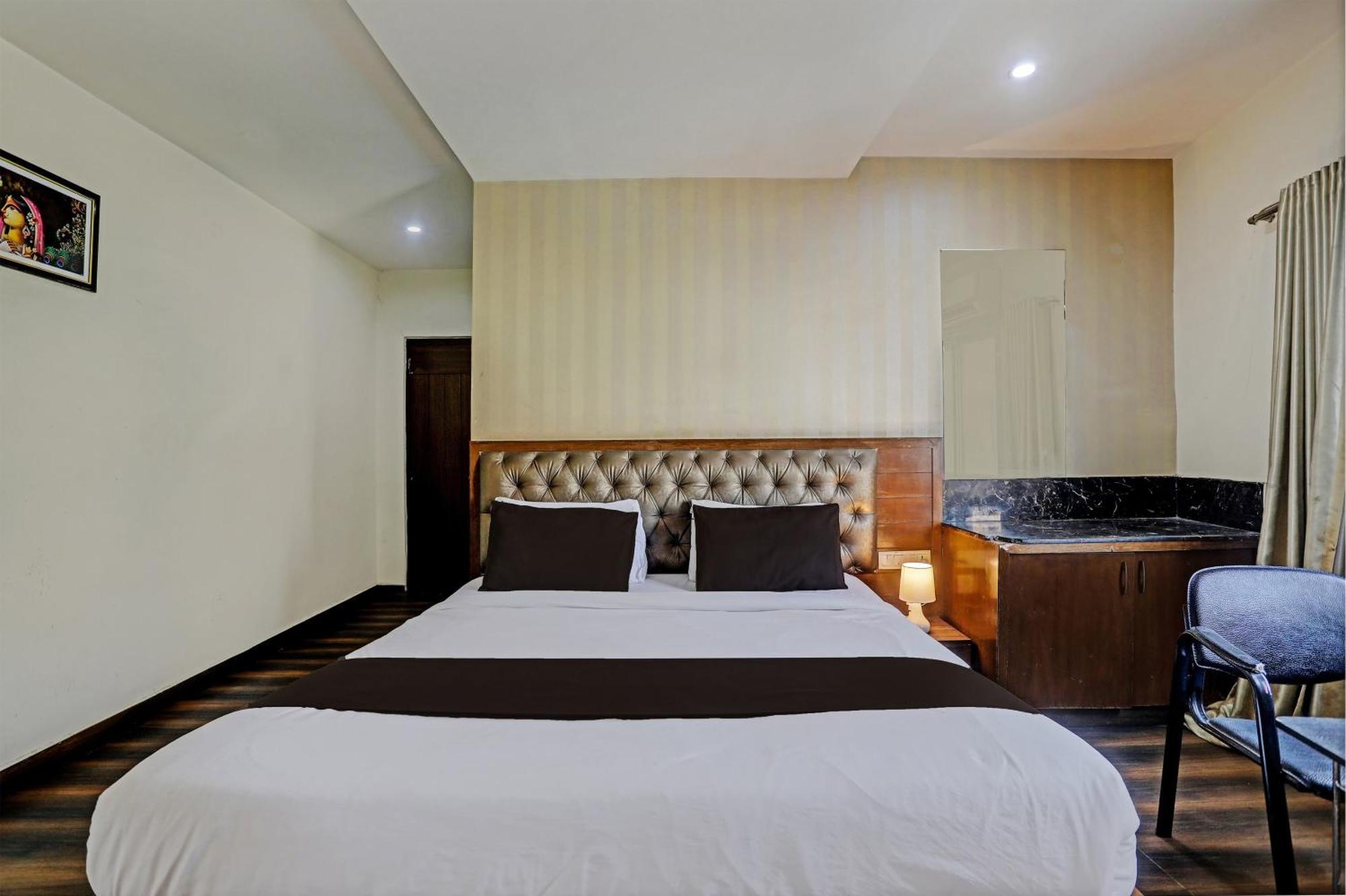 Capital O Surabhi Elite Near Miraj Cinemas - Shalini Shivani Sururnagar Extérieur photo