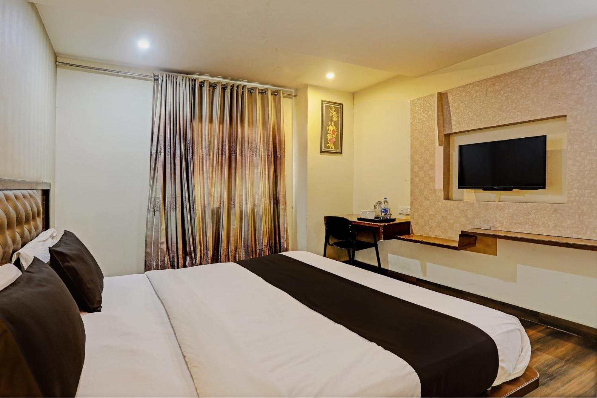 Capital O Surabhi Elite Near Miraj Cinemas - Shalini Shivani Sururnagar Extérieur photo