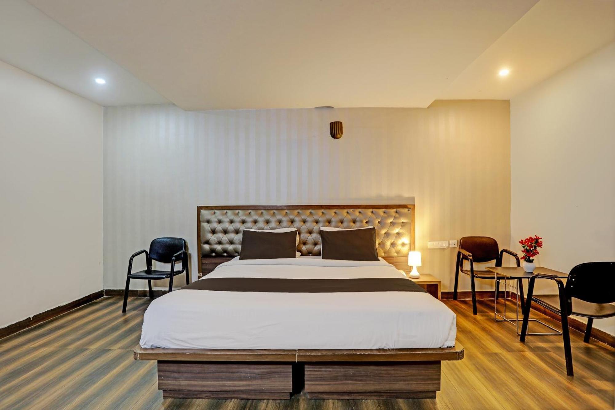 Capital O Surabhi Elite Near Miraj Cinemas - Shalini Shivani Sururnagar Extérieur photo