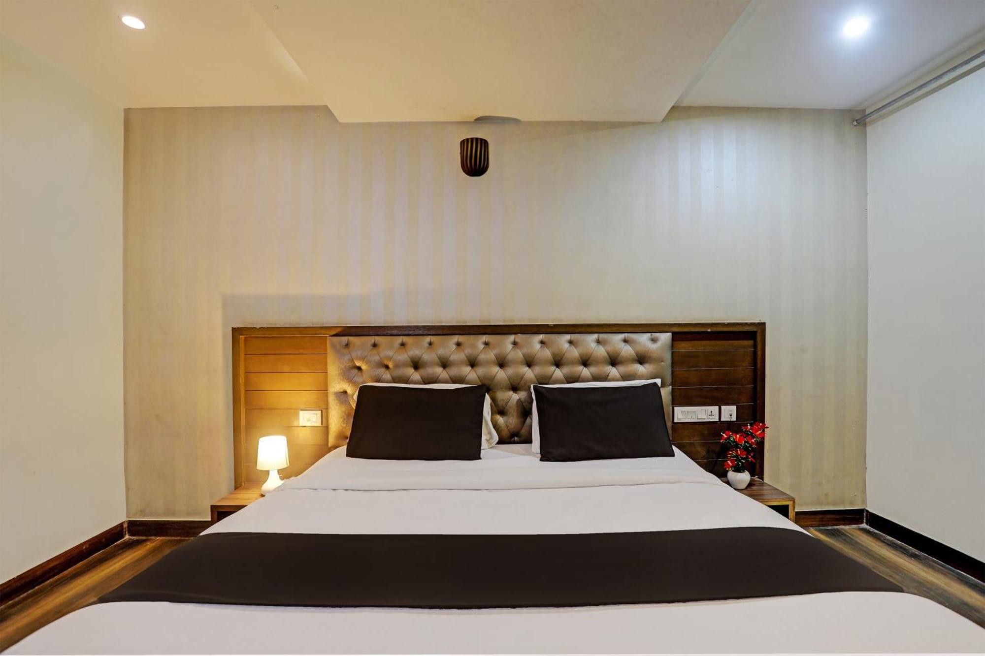 Capital O Surabhi Elite Near Miraj Cinemas - Shalini Shivani Sururnagar Extérieur photo