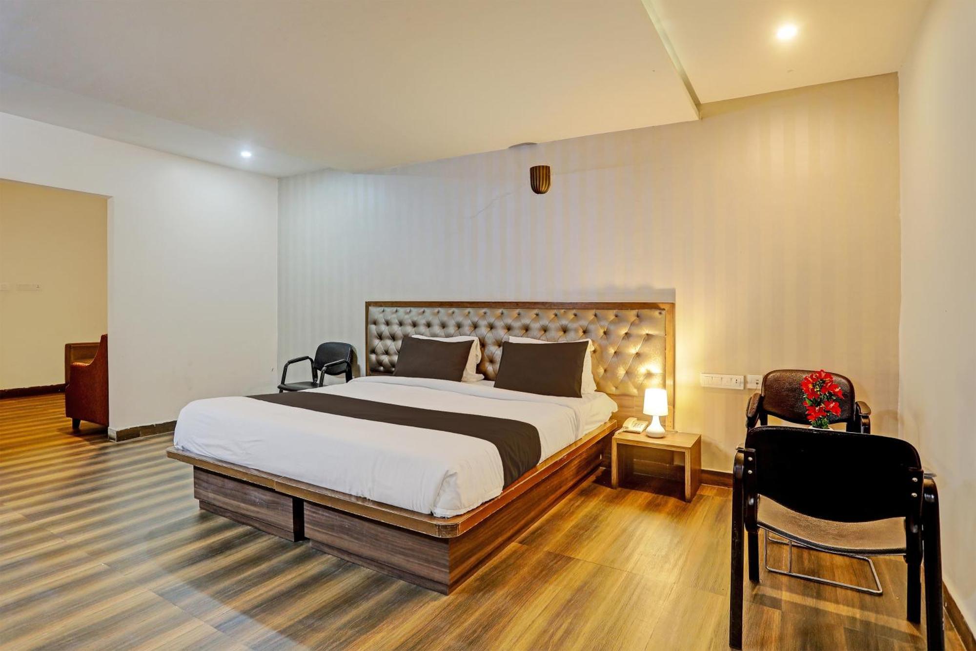 Capital O Surabhi Elite Near Miraj Cinemas - Shalini Shivani Sururnagar Extérieur photo
