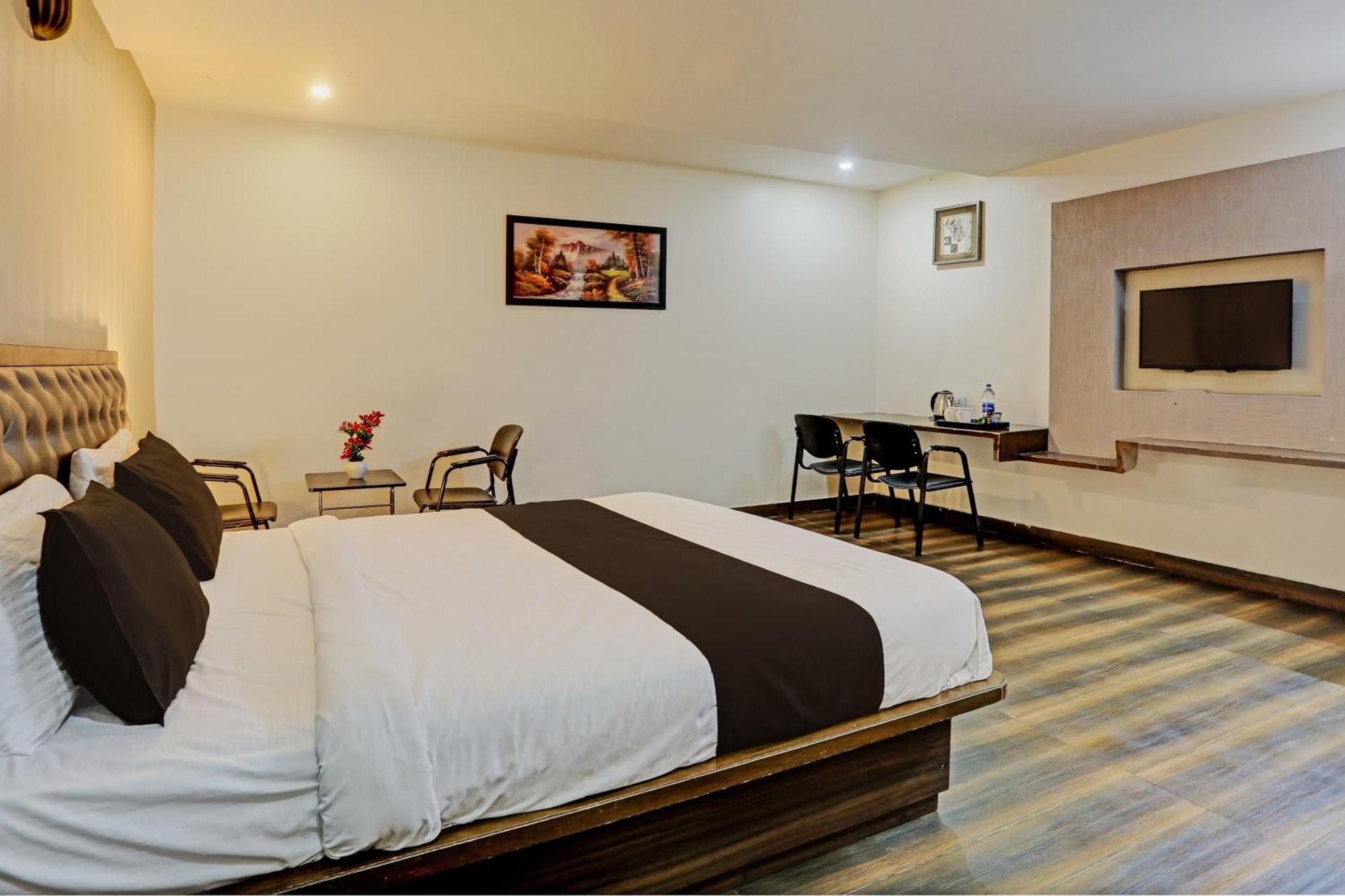 Capital O Surabhi Elite Near Miraj Cinemas - Shalini Shivani Sururnagar Extérieur photo