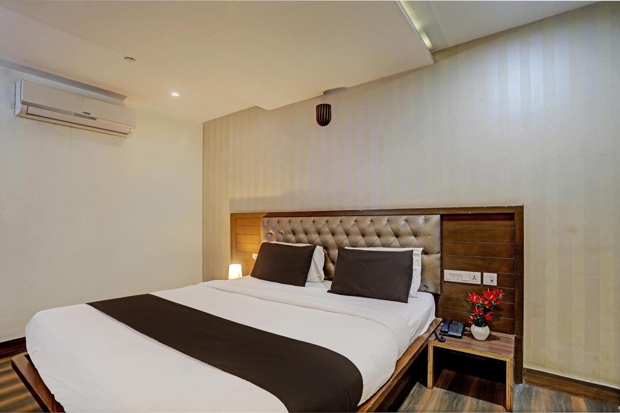 Capital O Surabhi Elite Near Miraj Cinemas - Shalini Shivani Sururnagar Extérieur photo
