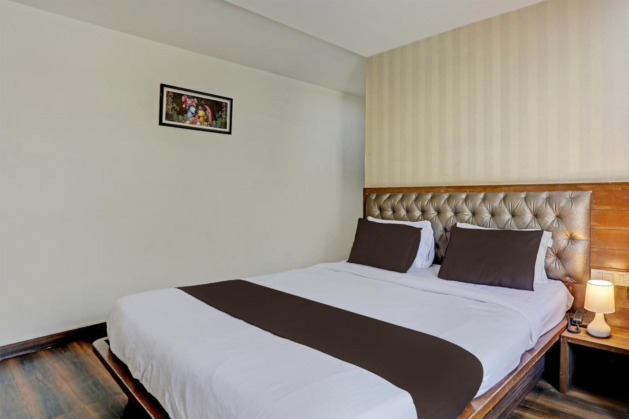 Capital O Surabhi Elite Near Miraj Cinemas - Shalini Shivani Sururnagar Extérieur photo