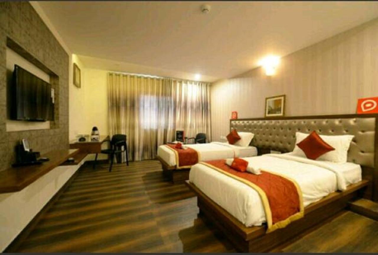 Capital O Surabhi Elite Near Miraj Cinemas - Shalini Shivani Sururnagar Extérieur photo