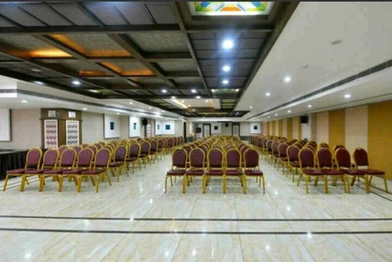 Capital O Surabhi Elite Near Miraj Cinemas - Shalini Shivani Sururnagar Extérieur photo