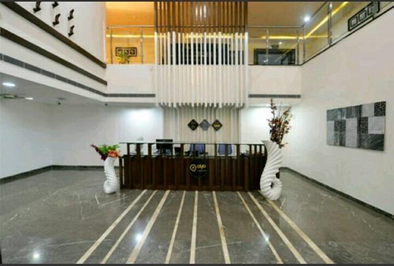 Capital O Surabhi Elite Near Miraj Cinemas - Shalini Shivani Sururnagar Extérieur photo